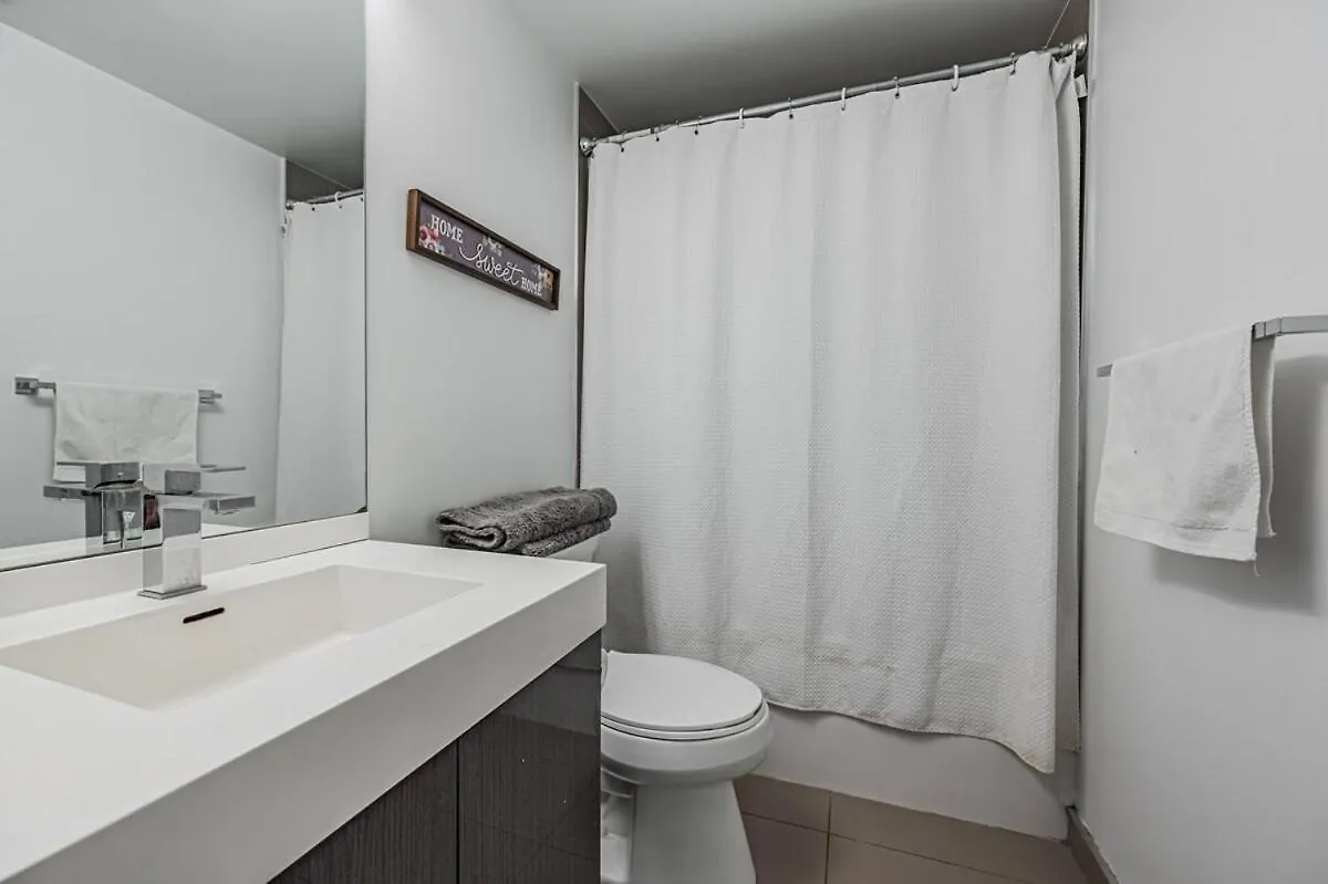 2Br Condo Close To Eaton Center Toronto