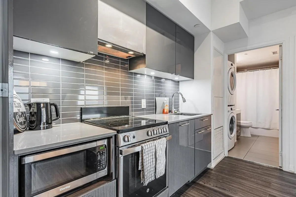 2Br Condo Close To Eaton Center Toronto