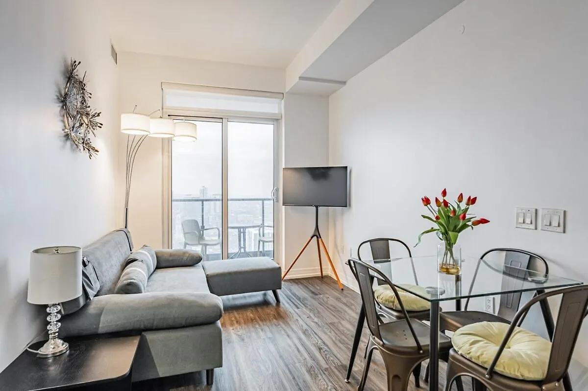2Br Condo Close To Eaton Center Toronto Canada
