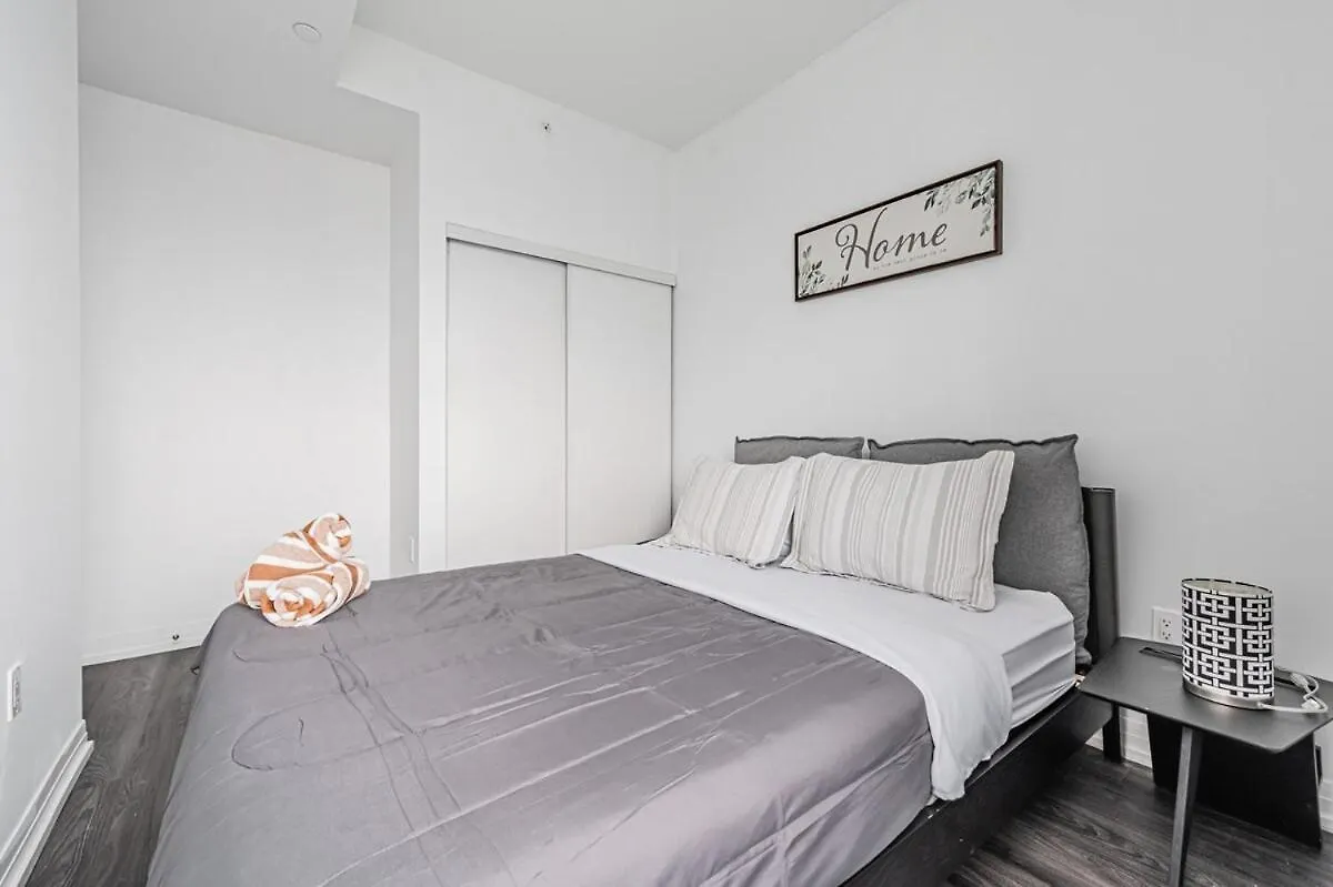 2Br Condo Close To Eaton Center Toronto 0*,