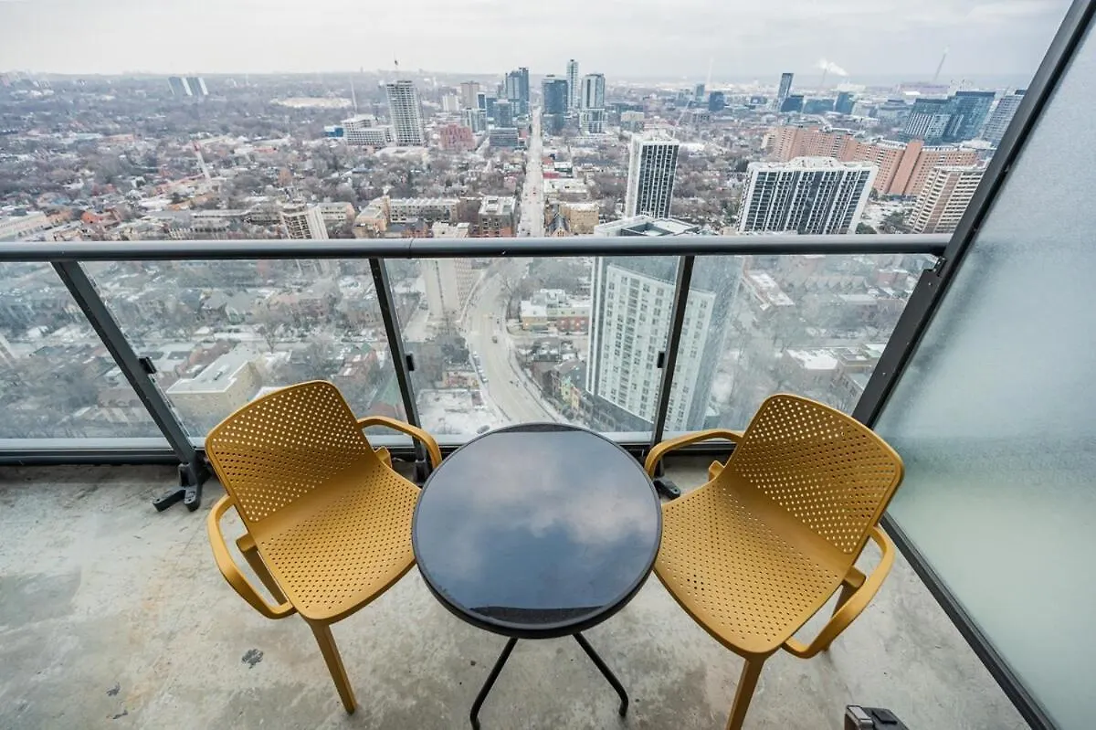 2Br Condo Close To Eaton Center Toronto Canada