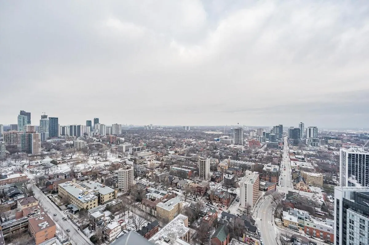 2Br Condo Close To Eaton Center Toronto